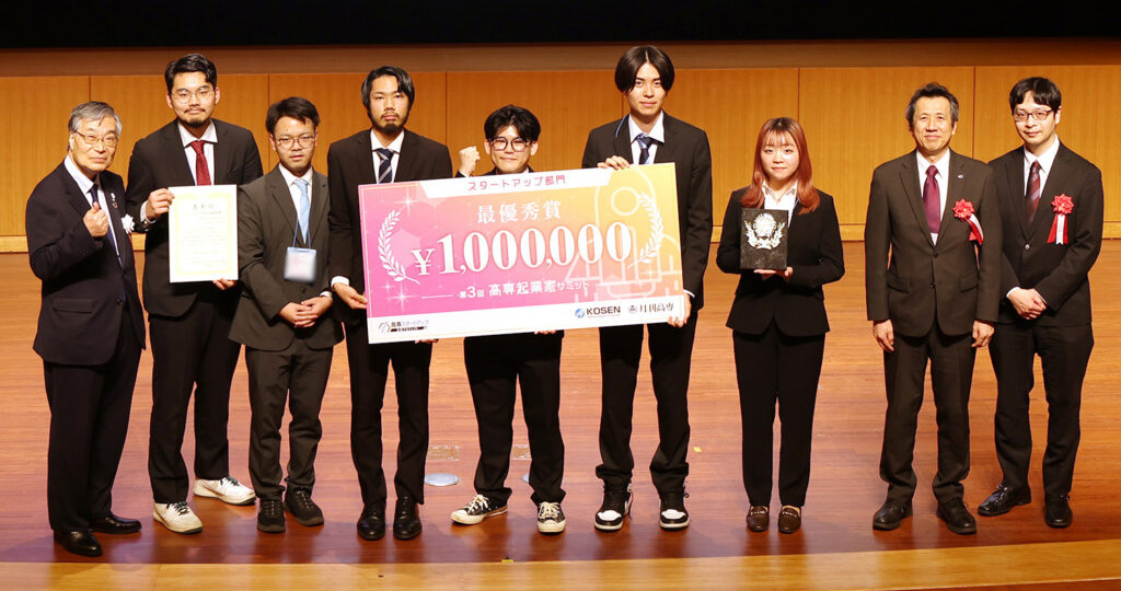 写真：最優秀賞チーム表彰時の様子